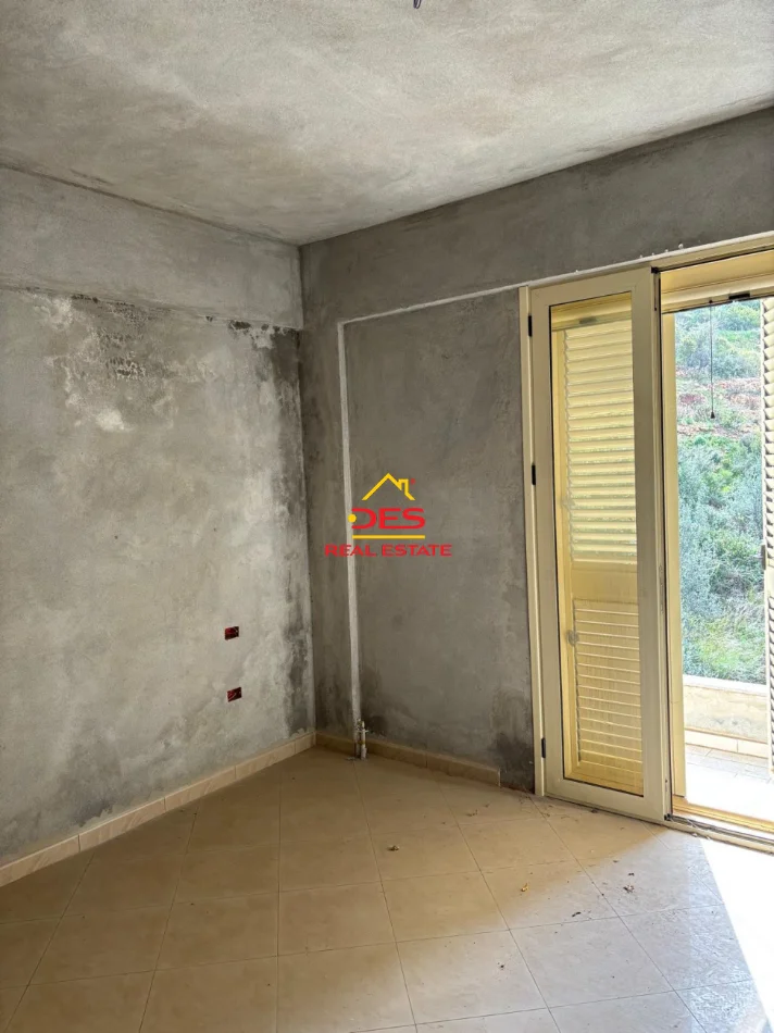 Vlore, shitet Vile Kati 0, 209 m² 220.000 € (Rruga Dhimitër Konomi)