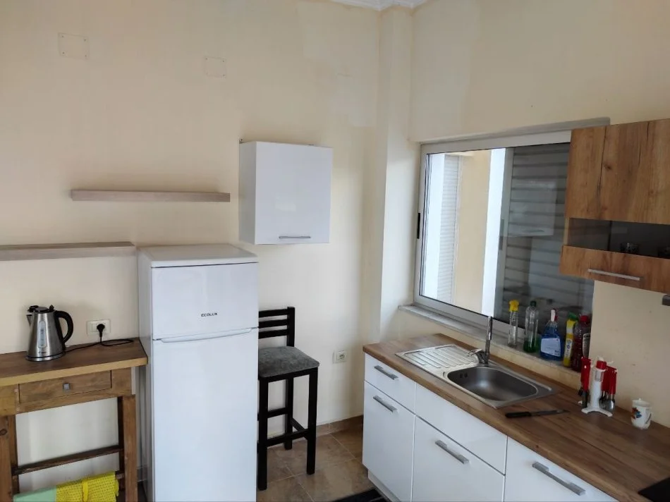 Tirane, jepet me qera apartament 3+1+Ballkon Kati 2, 120 m² 650 € (rruga Peti)