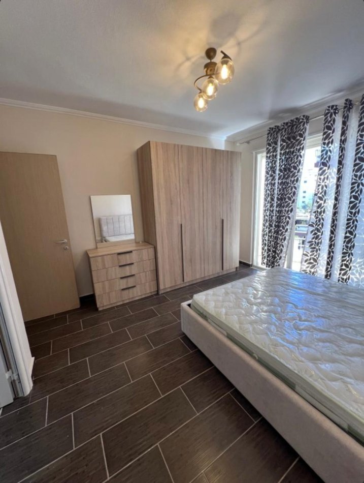 Tirane, jepet me qera apartament 2+1+Ballkon Kati 4, 118 m² 450 € (Yzberisht)