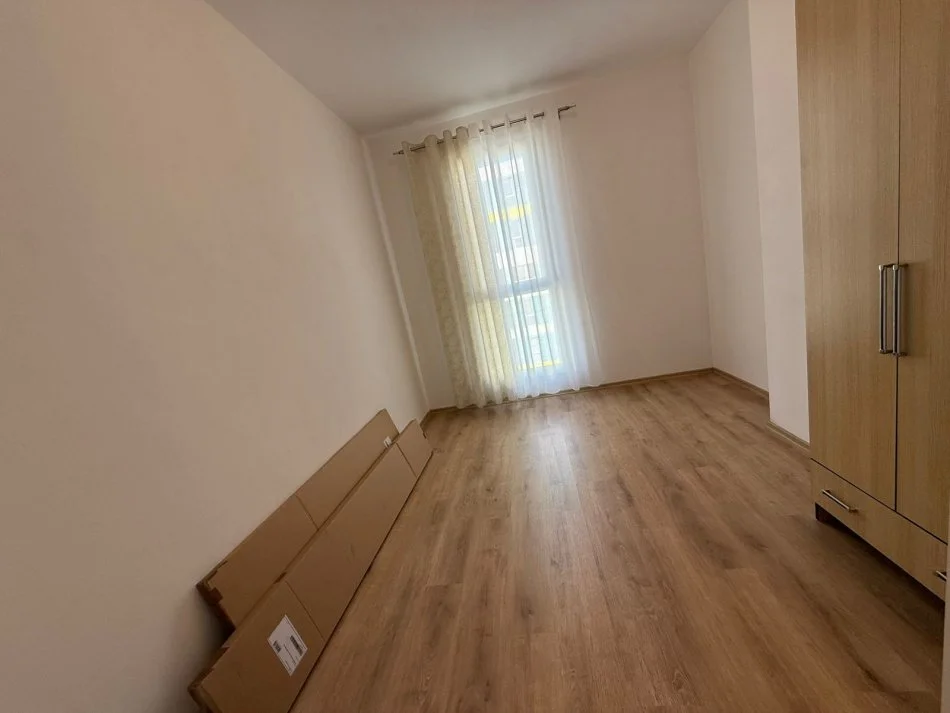 Tirane, jepet me qera apartament 2+1 Kati 4, 91 m² 450 € (UNIVERS CITY)