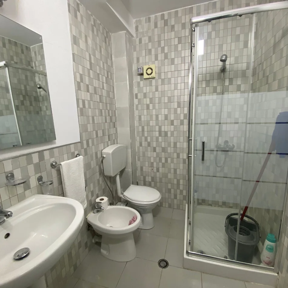 Tirane, jepet me qera apartament 1+1+Ballkon Kati 2, 75 m² 580 € (kongresi i lushnjes)