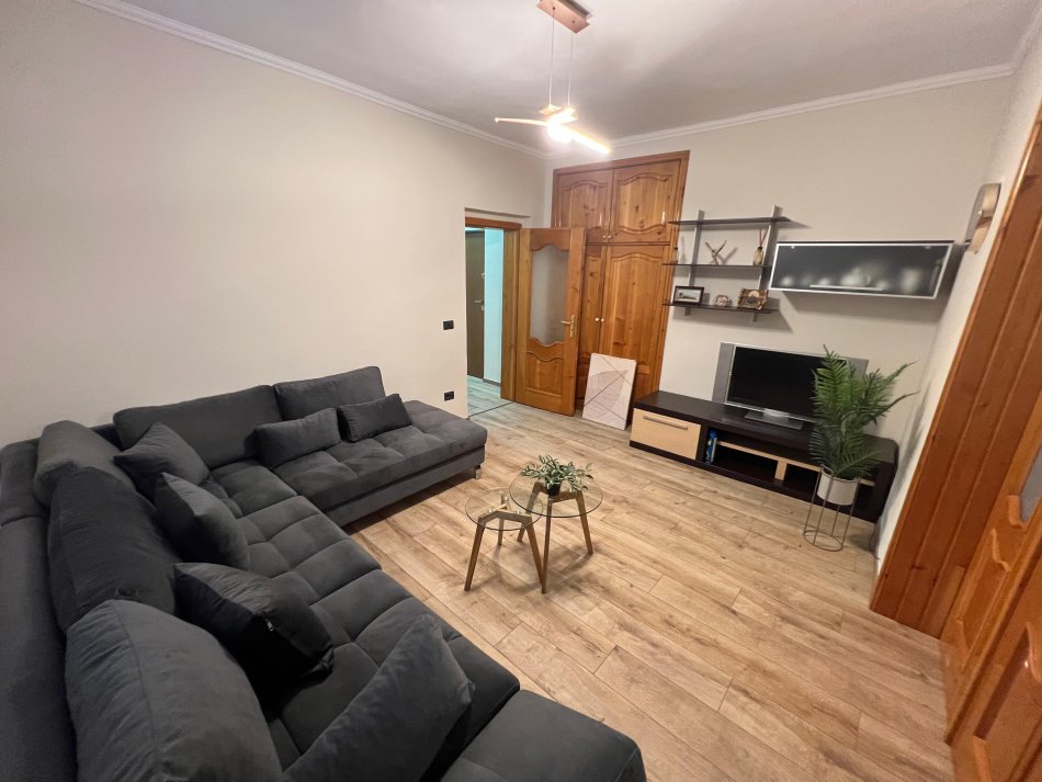 Tirane, jepet me qera apartament 3+1 Kati 3, 120 m² 650 € (rruga e kavajes)