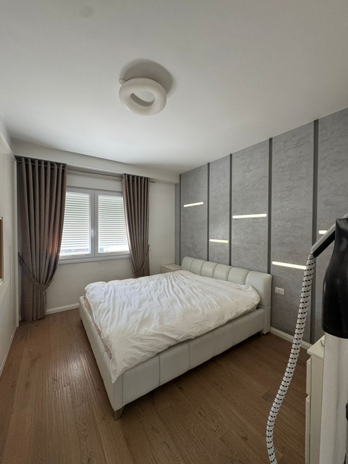Tirane, jepet me qera apartament 1+1+Ballkon Kati 3, 70 m² 650 € (Liqeni i Thate)