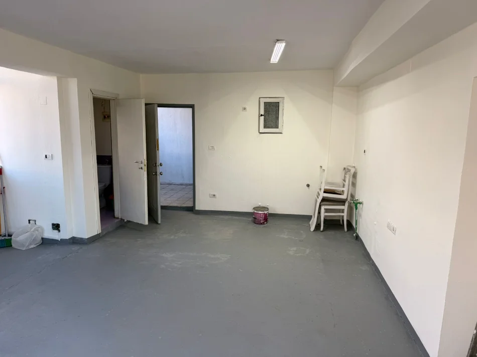 Tirane, jepet me qera zyre Kati 2, 30 m² 750 € (21 Dhjetori)