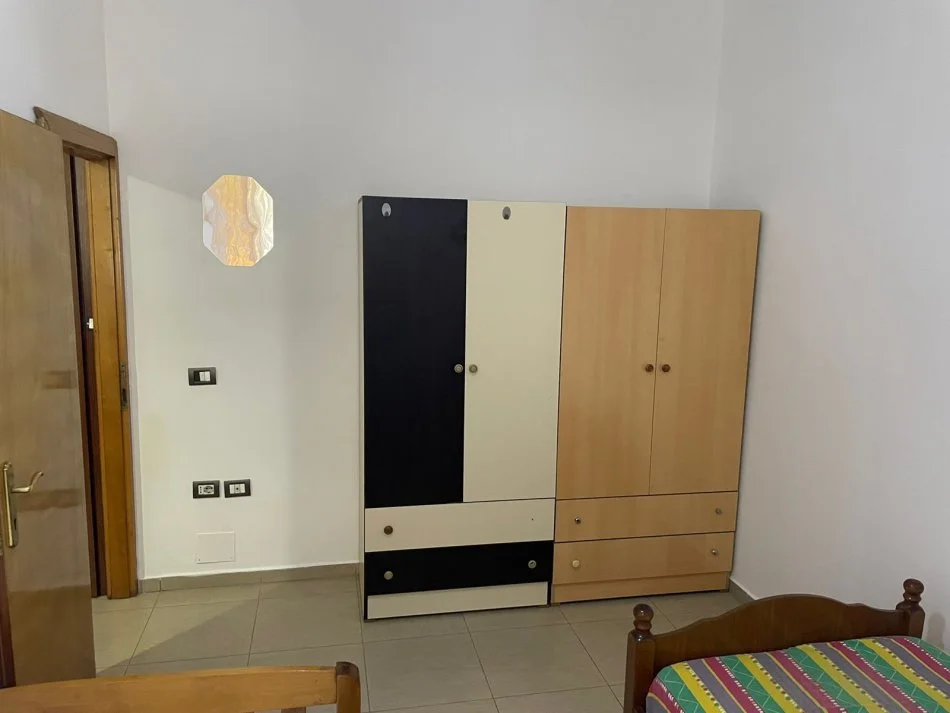 Tirane, jepet me qera apartament 1+1 Kati 1, 40 m² 330 € (Rruga Havzi Nela.)