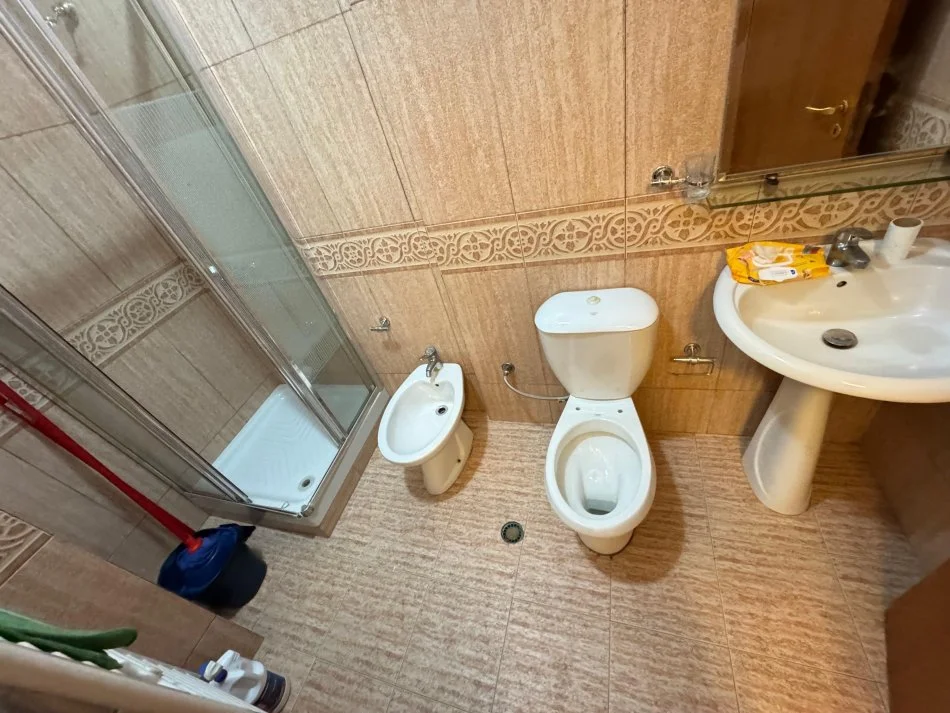 Tirane, jepet me qera 2+1+Ballkon Kati 8, 100 m² 700 € (Stacioni i Trenit, Prane Postes)