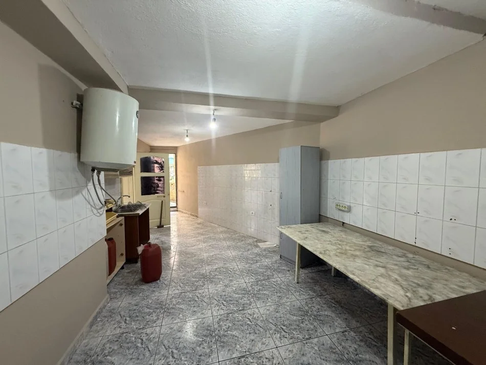 Tirane, shitet lokal Kati 0, 125 m² 215.000 € (Xhamlliku)
