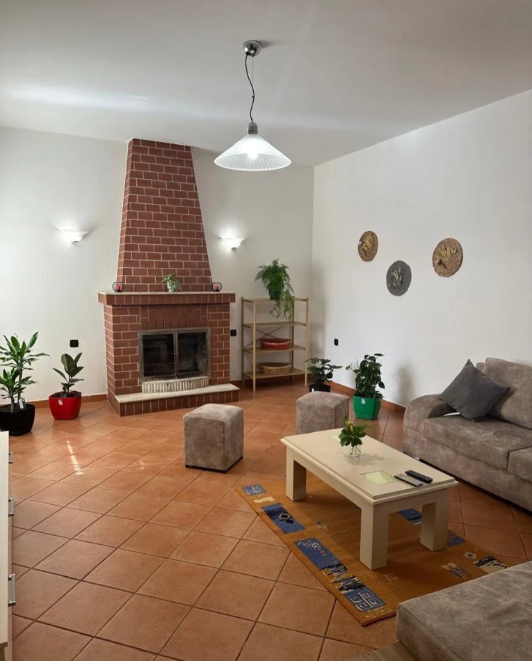 Tirane, jepet me qera shtepi 2+1+Ballkon Kati 2, 100 m² 500 € (Ali Dem)