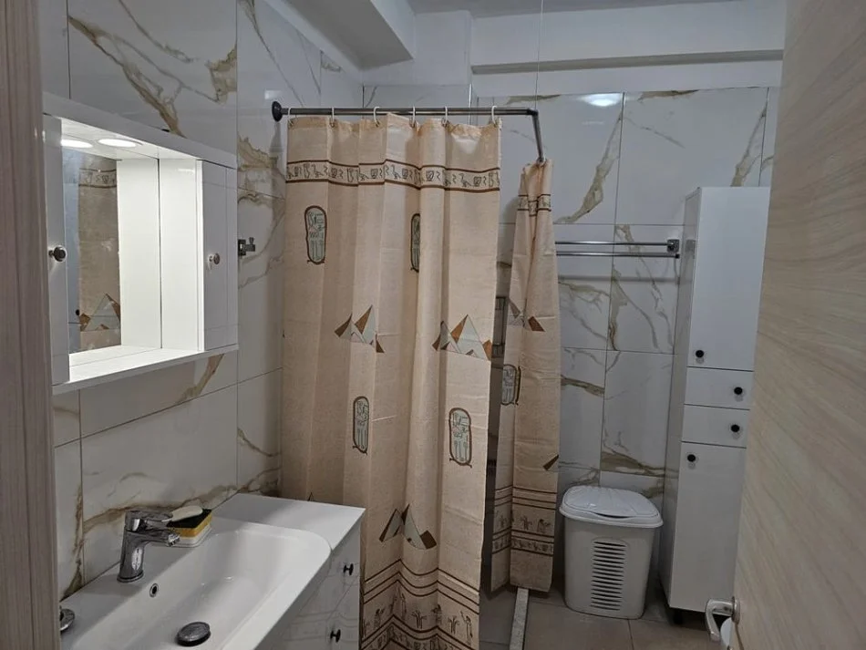 Tirane, jepet me qera apartament 1+1+Ballkon Kati 3, 65 m² 350 € (Ali Dem)