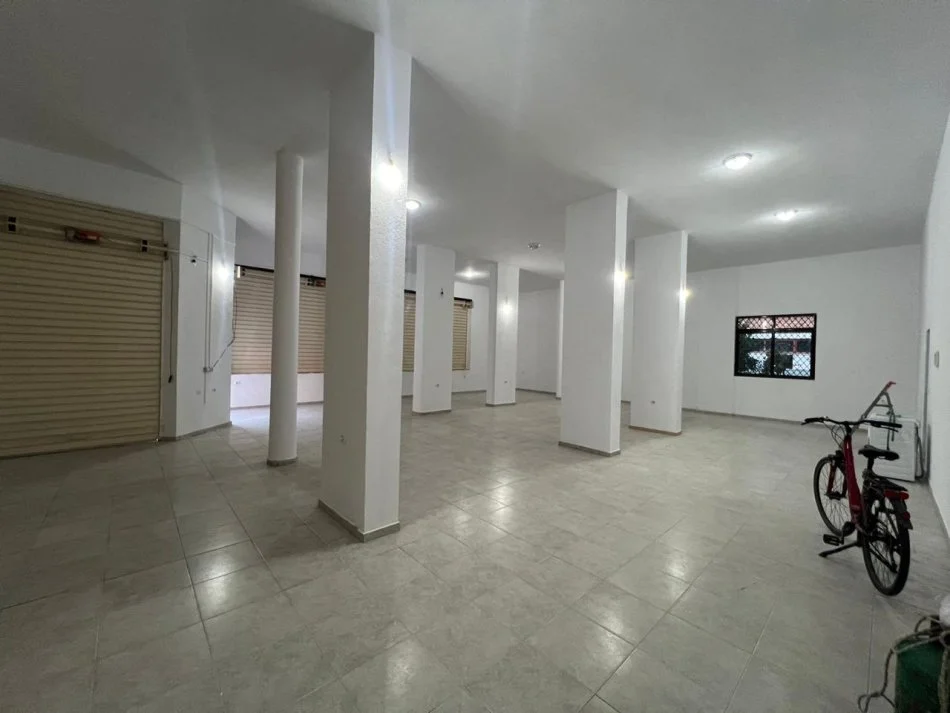 Tirane, jepet me qera ambjent biznesi Kati 0, 160 m² 1.600 € (Xhamllik)