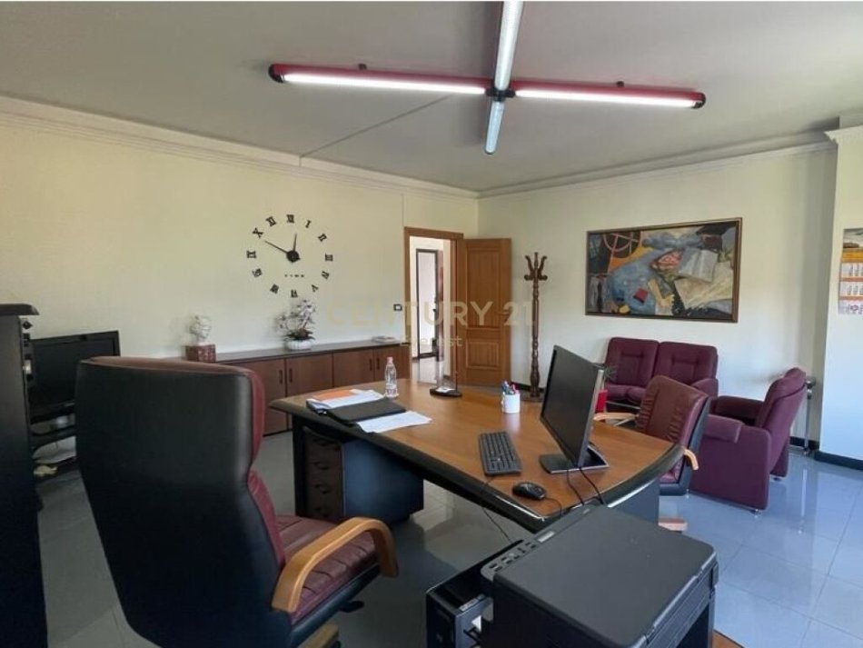 Tirane, jepet me qera ambjent biznesi Kati 3, 98 m² 1.000 € (Ruga e Elbasanit)