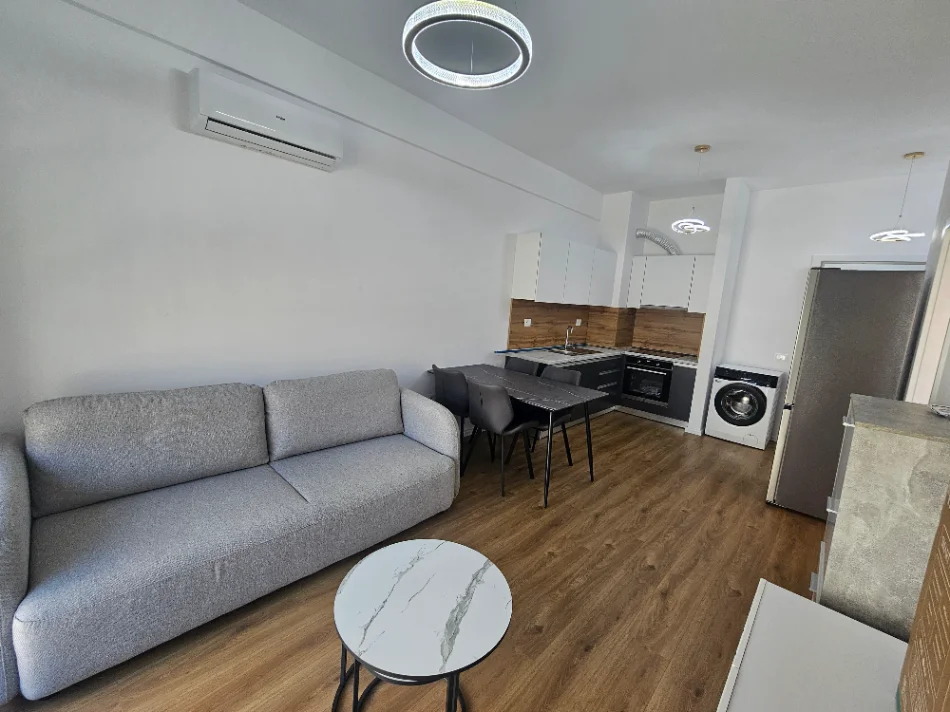 Tirane, jepet me qera apartament 1+1+Ballkon Kati 4, 400 € (Kompleksi Kadiu)