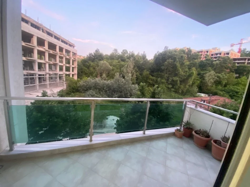 Tirane, jepet me qera apartament 1+1+Ballkon Kati 2, 66 m² 500€ (Liqeni i Thate Kompleksi Bora)