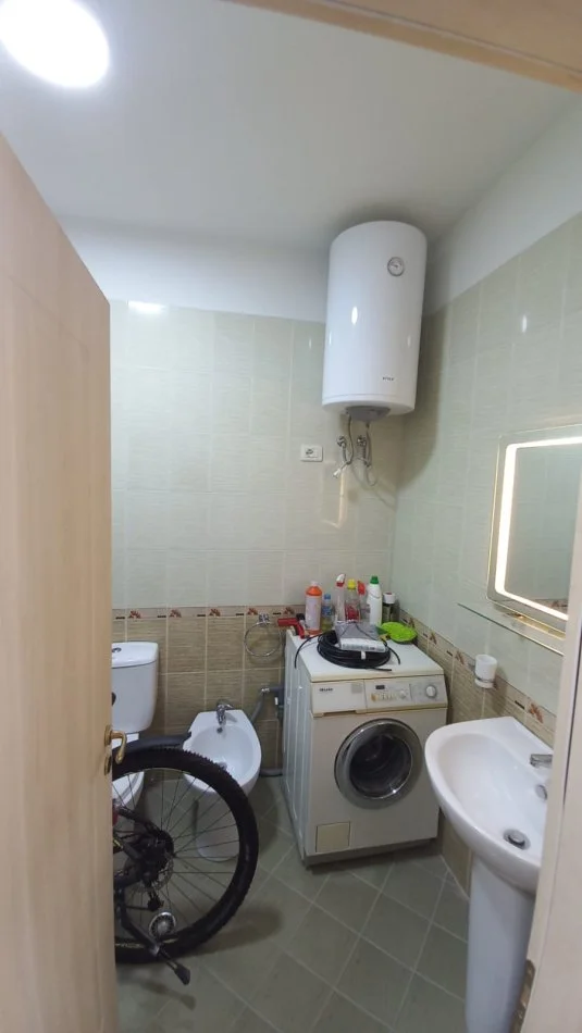 Tirane, jepet me qera apartament 2+1+Ballkon Kati 3, 96 m² 700 € (liqeni i thate)