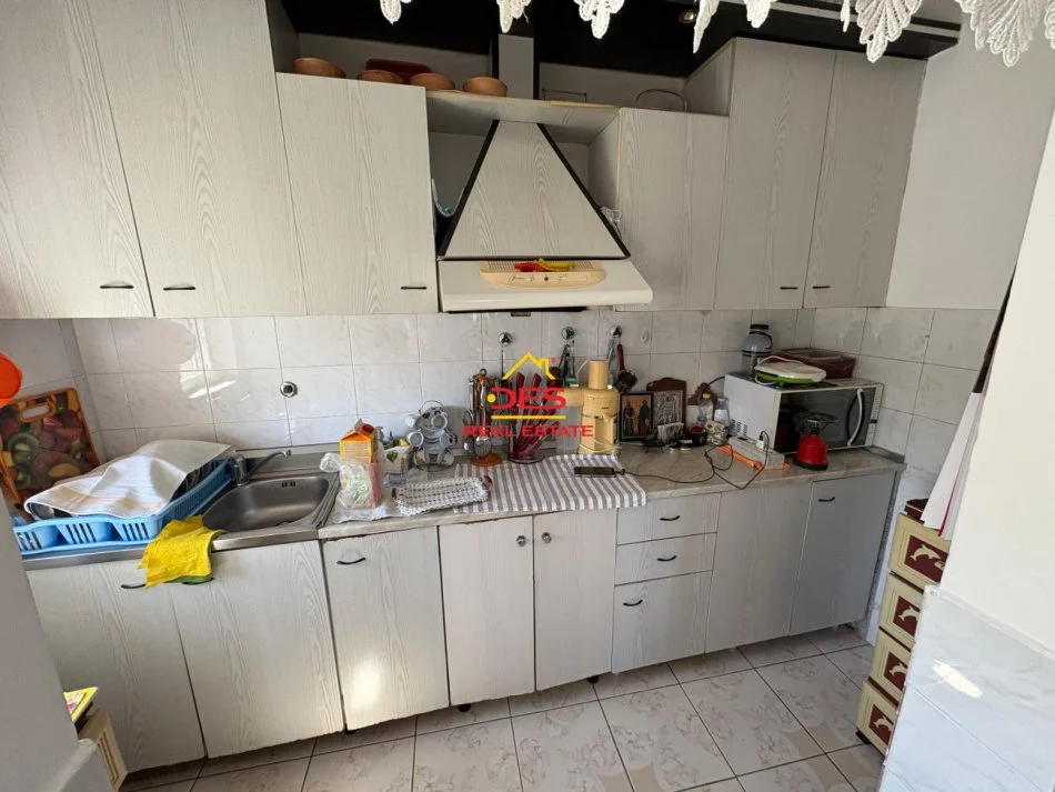 Vlore, shitet apartament 2+1+Ballkon Kati 2, 75 m² 75.000 € (Rruga Enver Jaho)
