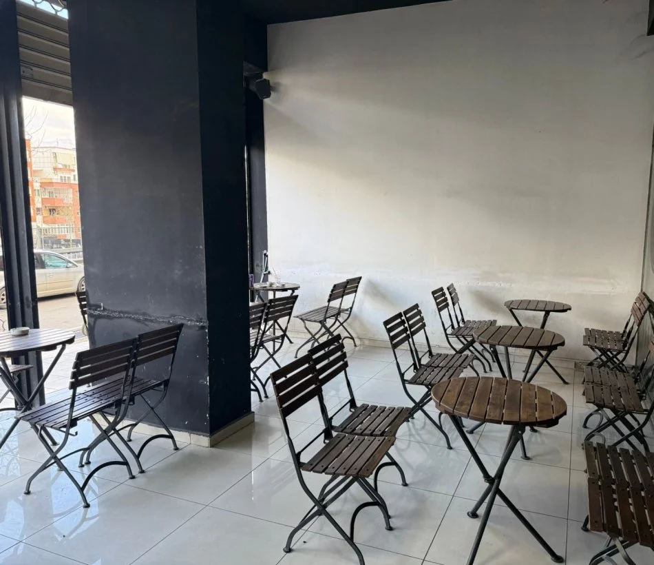 Tirane, shitet dyqan, 204 m² cmimi: 3000€/m2 (Prane zones se Kristal Center)