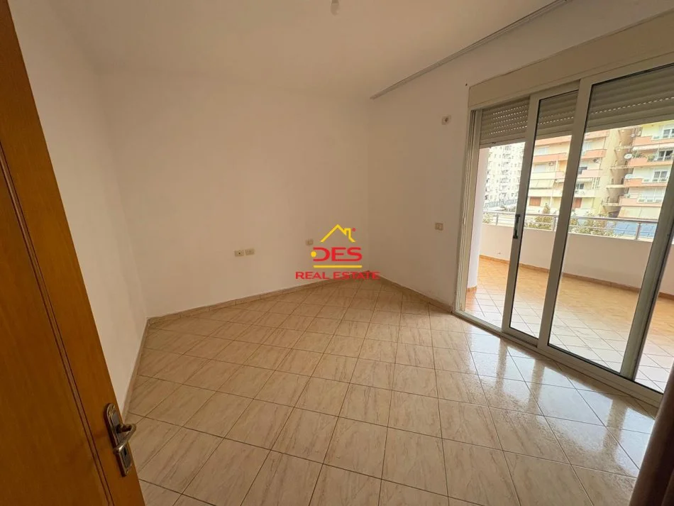 Vlore, shitet apartament 1+1+Ballkon Kati 5, 110 m² (Rruga Kosova)