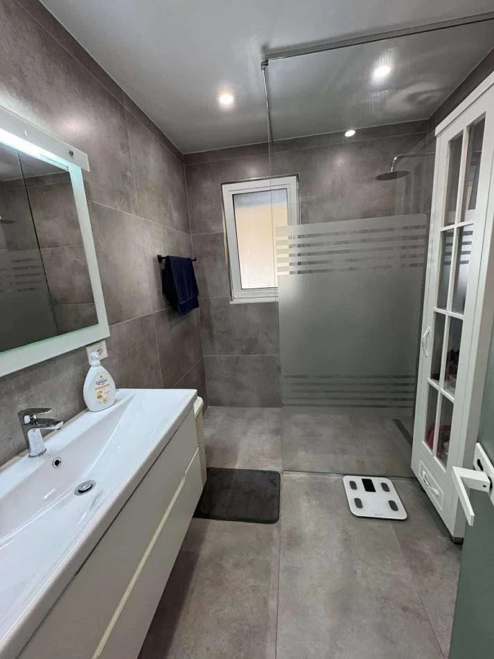 Tirane, jepet me qera apartament 2+1+Ballkon , 100 m² (Vaso Pasha)