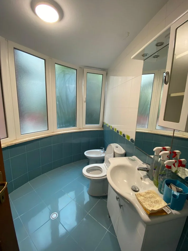 Tirane, jepet me qera apartament 2+1 Kati 3, 125 m² 750 € (rruga hoxha tahsim)