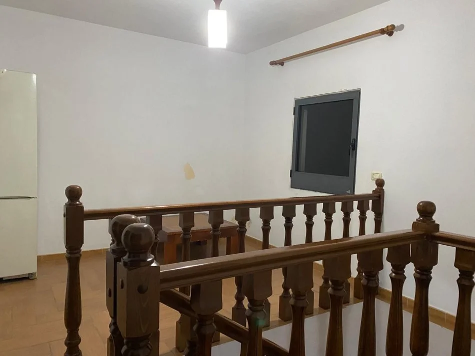 Tirane, jepet me qera Vile 2 Katshe  350€ (Vile 3 kateshe)