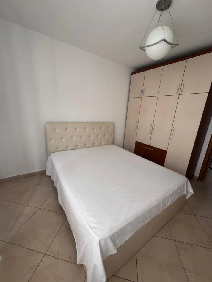 Tirane, jepet me qera apartament 5+1+Ballkon Kati 5, 102 m² 900 € 