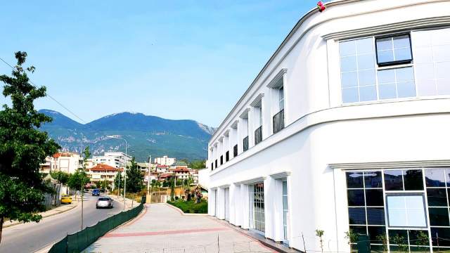 Tirane, jap me qera ambjent biznesi Kati 2, 572 m² 3.000 Euro (KODRA E PRIFTI)
