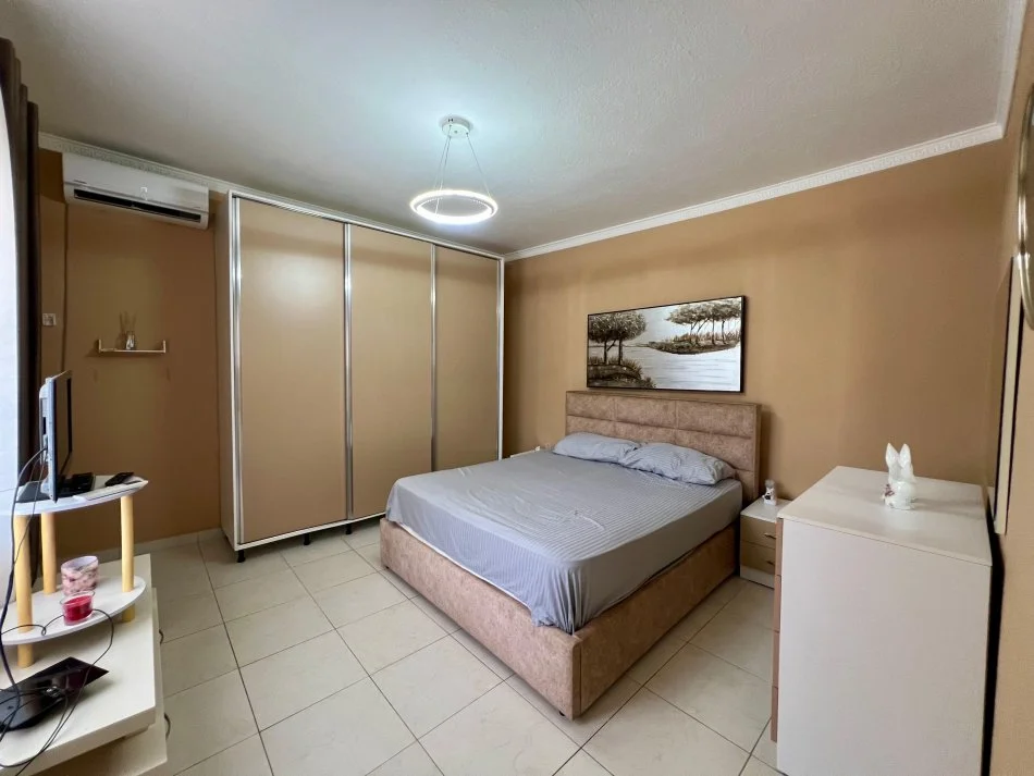 Tirane, jepet me qera shtepi 1+1+Ballkon Kati 1, 90 m² 750 € (Ish Dogana)