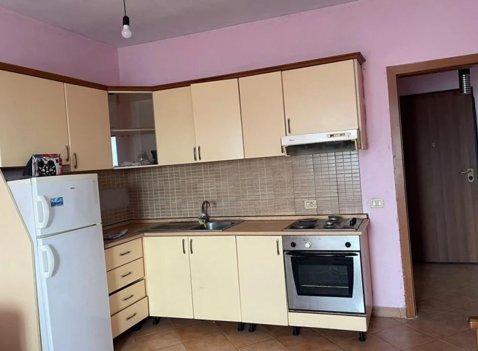 Tirane, jepet me qera apartament 1+1 Kati 4, 78 m² 370 € (Rruga Rrapo Hekali, Tiranë 1001)