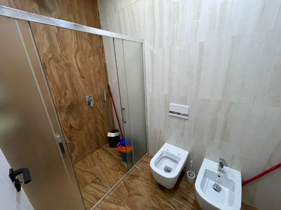 Tirane, jepet me qera apartament 2+1+Ballkon Kati 1, 114 m² 600 € 