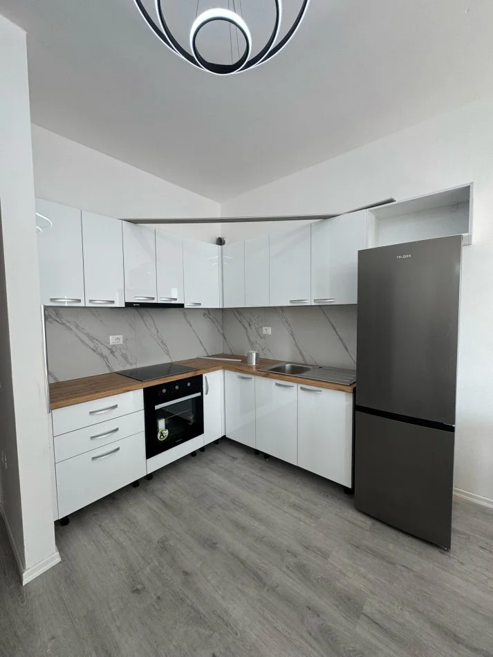 Tirane, jepet me qera apartament 1+1 Kati 3, 55 m² 400 € (Paskuqan)