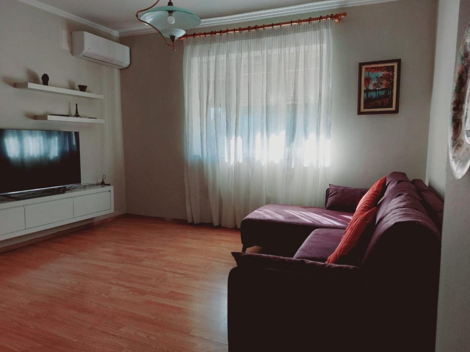 Tirane, ndarje qeraje me vajze apartament 2+1+Ballkon Kati 3, 100 m² 550 € (Rruga Sander Prosi, Mozaiku i Tiranes)