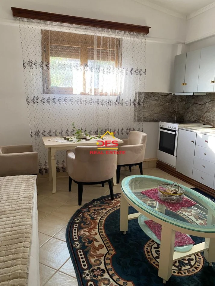 Vlore, jepet me qera shtepi 1+1+Ballkon Kati 2, 90 m² 500 € (Rruga Unaza)