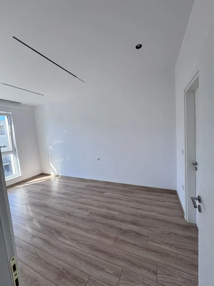 Tirane, jepet me qera zyre Kati 7, 100 m² 900 € (Komuna e Parisit prane Kika 2)