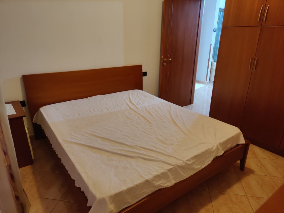 Vlore, jepet me qera apartament 2+1+Ballkon Kati 2, 72 m² 270 € 
