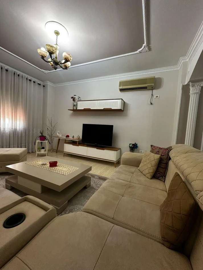 Tirane, jepet me qera apartament 2+1+Ballkon Kati 2, 140 m² 700 € 