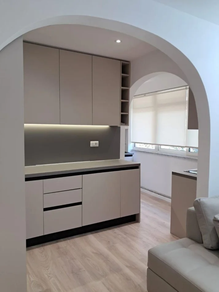 Tirane, jepet me qera apartament 2+1+Ballkon Kati 2, 650 € (Ali Dem)