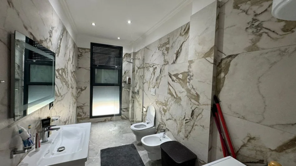 Tirane, jepet me qera 1+1 Kati 2, 78 m² 750 € (Teg)