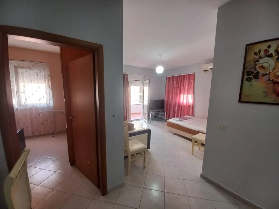 Vlore, jepet me qera apartament 1+1 Kati 6, 70 m² 200 € (Lungomare)