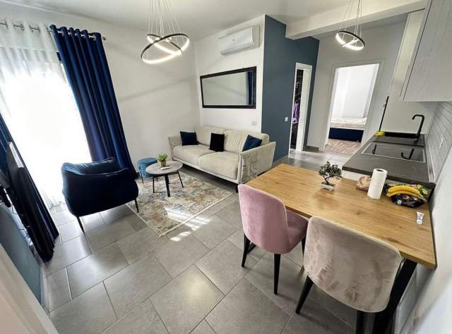 Tirane, jepet me qera apartament 1+1+BLK Kati 1, 60 m² 700 Euro (rruga Muhamet Gjollesha)