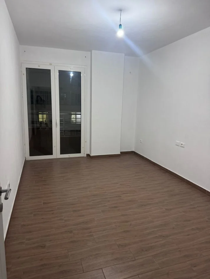 Tirane, jepet me qera apartament 2+1+Ballkon Kati 3, 95 m² 330 € (rruga Sabri Preveza)