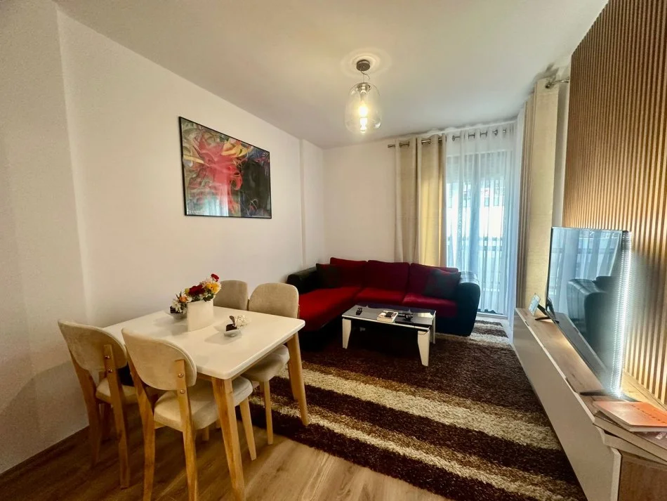Tirane, jepet me qera apartament 1+1+Aneks+Ballkon Kati 1, 65 m² 450 € (Kinostudio)