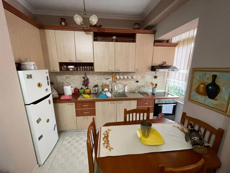 Tirane, jepet me qera apartament 1+1 Kati 4, 58 m² 550 € (Rruga myslym shyri)