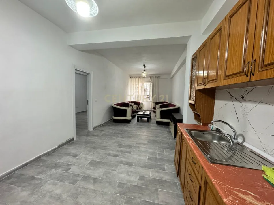 Tirane, shitet apartament 1+1 Kati 1, 79.000 € 