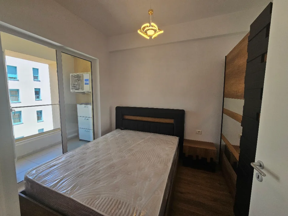 Tirane, jepet me qera apartament 1+1+Ballkon Kati 4, 400 € (Kompleksi Kadiu)