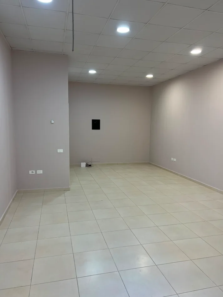 Tirane, jepet me qera ambjent biznesi Kati 0, 42 m² 30.000 € (Rruga Artan Lenja Kompleksi Kontakt)
