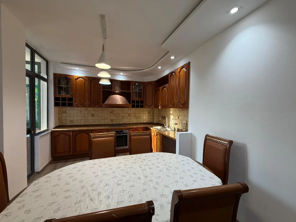 Tirane, jepet me qera 2+1 , 111 m² (Elbasan)