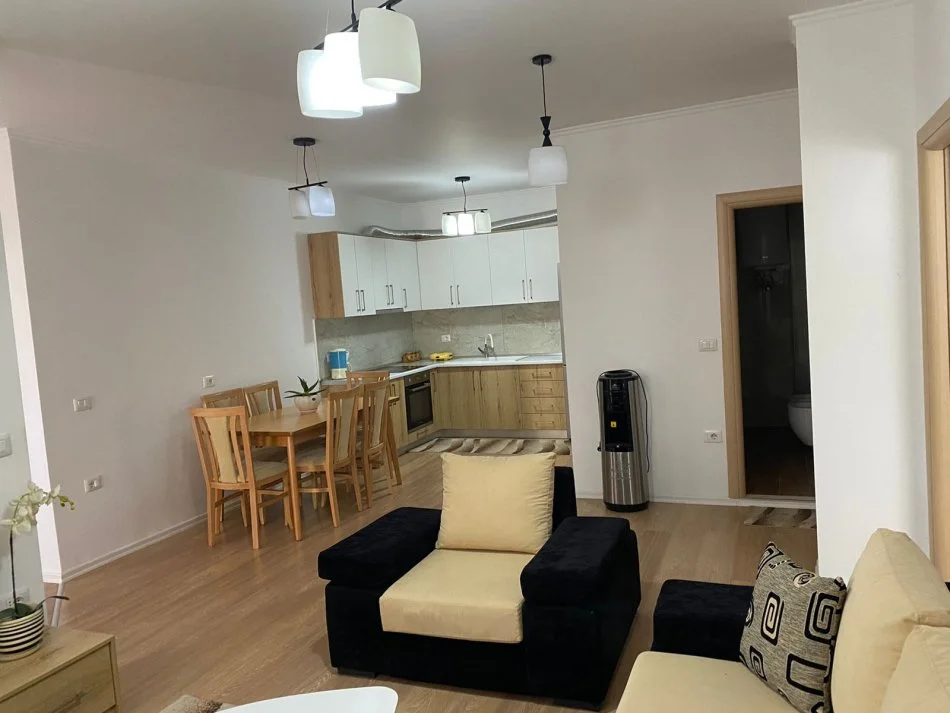 Tirane, jepet me qera apartament 3+1 Kati 1, 120 m² 500 € (rruga Bill Klinton)