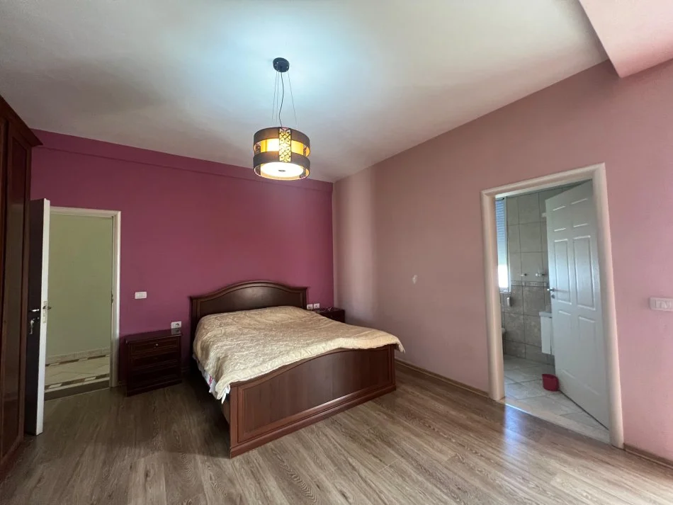 Tirane, jepet me qera Vile 3+1+Aneks+Ballkon Kati 1, 140 m² 650 € (sauk)