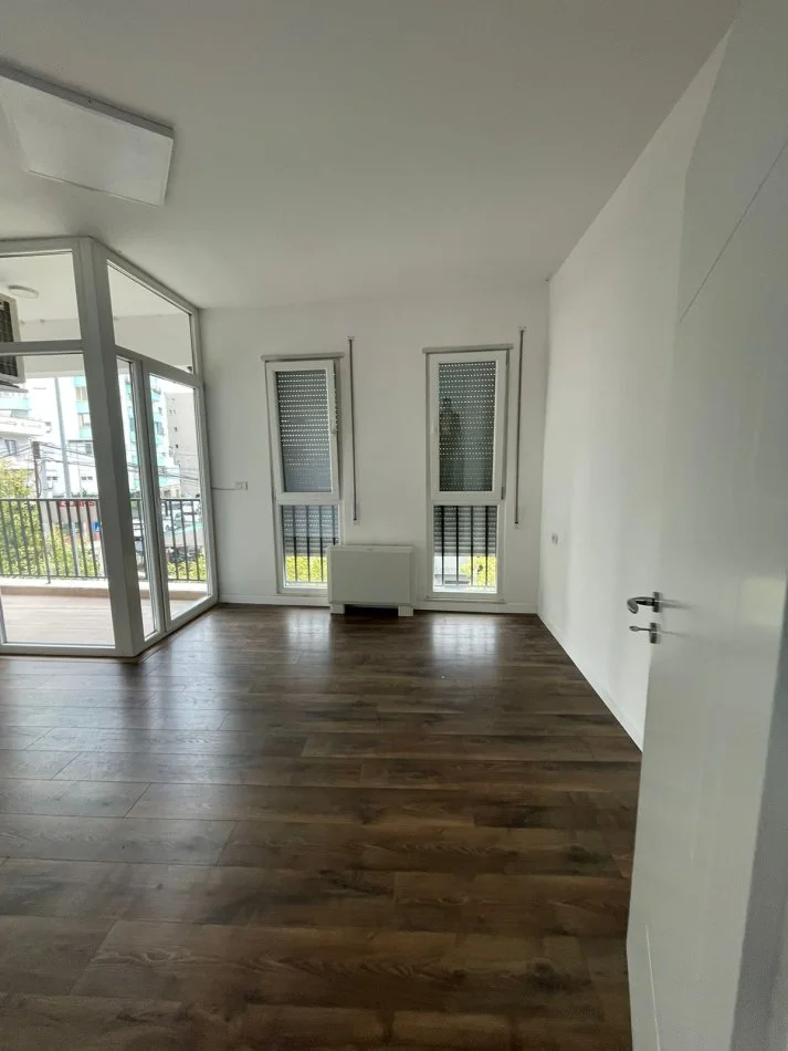 Tirane, jepet me qera apartament 2+1 Kati 2, 94 m² 800 € (Komuna Parisit)
