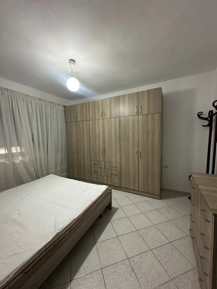 Tirane, jepet me qera apartament 1+1 Kati 1, 70 m² 450 € (Laprak prane Ambulances)
